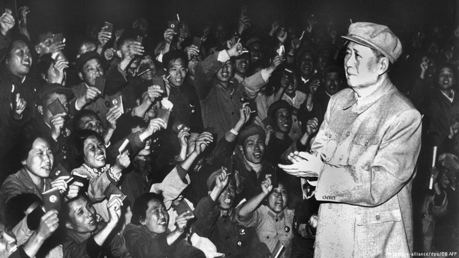 Mao Zedong with supporters 1968